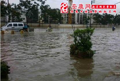 梦见下雨发大水了是什么征兆男人 男人梦见下雨发大水该如何解读梦境暗示